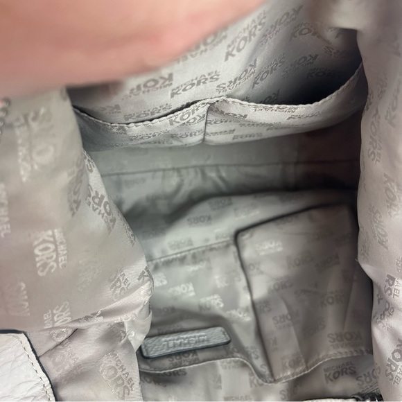 Micheal Kors cream leather shoulder bag w/crossbody strap - Picture 12 of 14